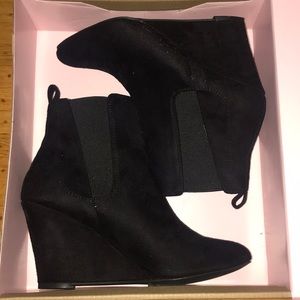 Black wedged boots